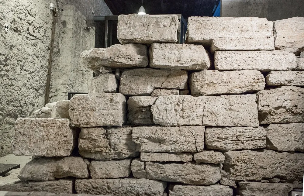 All'interno della collina: le spine di contenimento (2/3)
