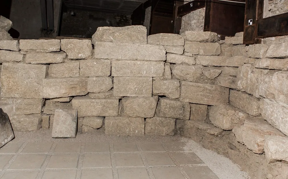 All'interno della collina: le spine di contenimento (3/3)